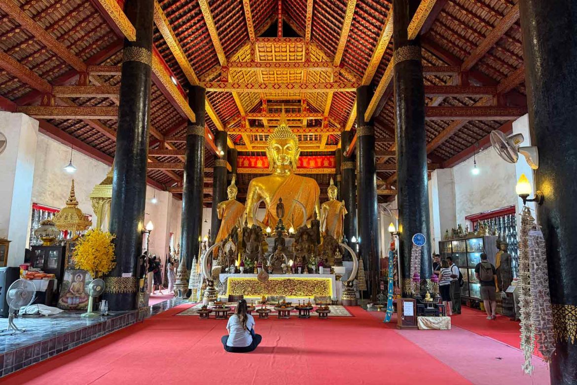 Temple-prayer-Laos